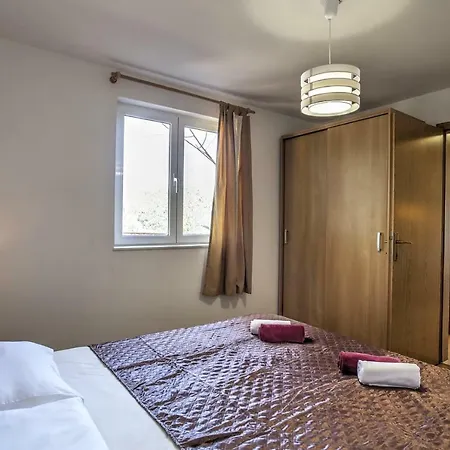 Apartman Ena 1 *